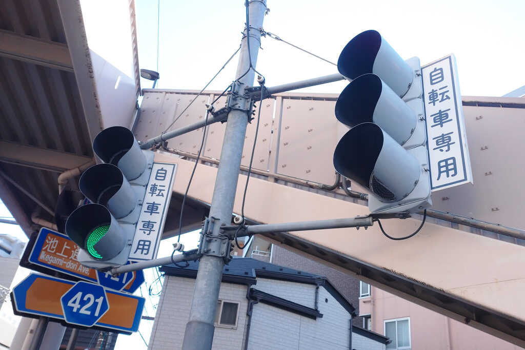 独特な 送料無料 自転車専用信号機 自転車が守る信号は車用と歩行者用